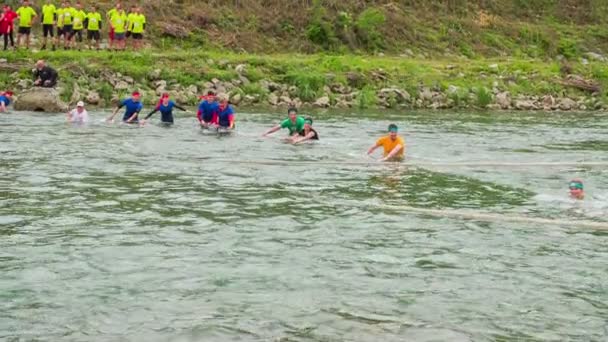 Equipo de personas cruzando el río — Vídeos de Stock