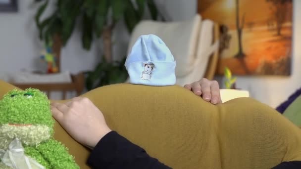 Futute moeder probeert te hebben een dutje — Stockvideo
