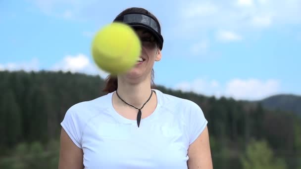Mujer jugando con pelota de tenis — Vídeo de stock