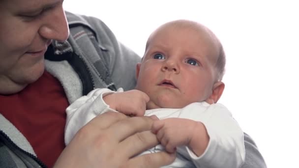 Baby ruht in den Armen des Vaters — Stockvideo