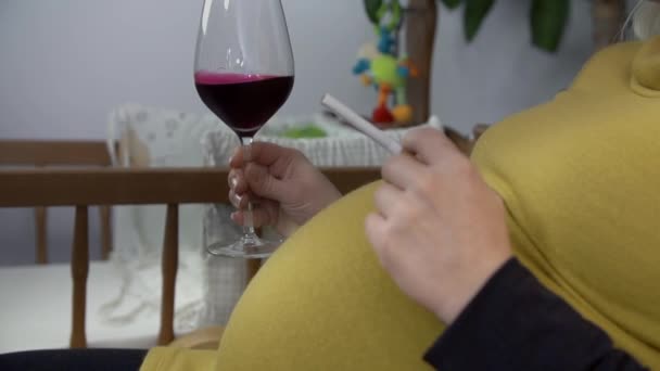 Gravid kvinna med vinstockar glas — Stockvideo