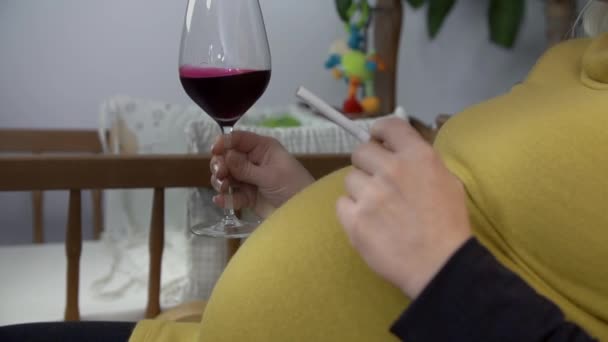 terhes nő gazdaság szőlő üveg