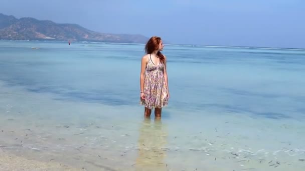 Dívka stojící v moři — Stock video