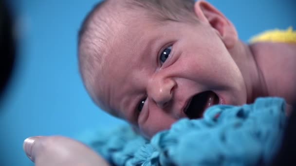 Madre tocando bebé — Vídeo de stock