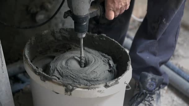 Lavoratore sta mescolando cemento e colla speciale — Video Stock