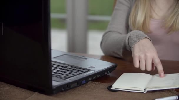 Adolescente usando laptop — Vídeo de Stock