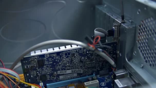 Person entfernt PC-Element-Grafikkarte vom Motherboard — Stockvideo