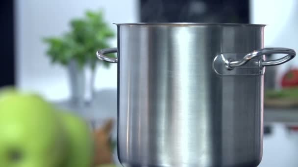  pot dans la cuisine toute neuve 