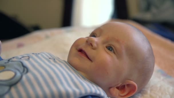 Немовля посміхається мамі і тату — стокове відео