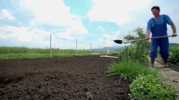 Jardineiro usando a pá — Vídeo de Stock