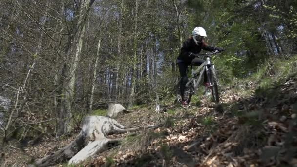 Downhill piloto empurrando uma bicicleta — Vídeo de Stock