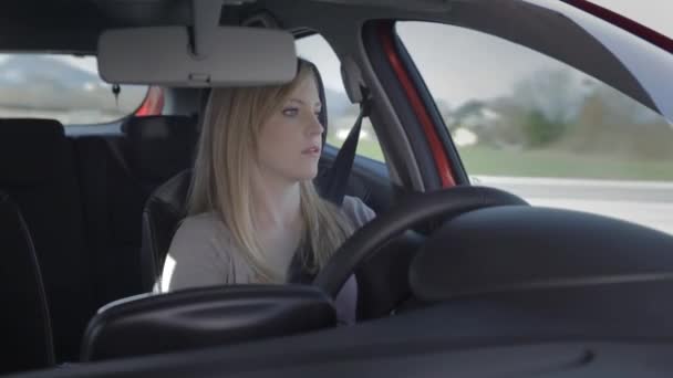 Chica conduciendo el coche — Vídeo de stock