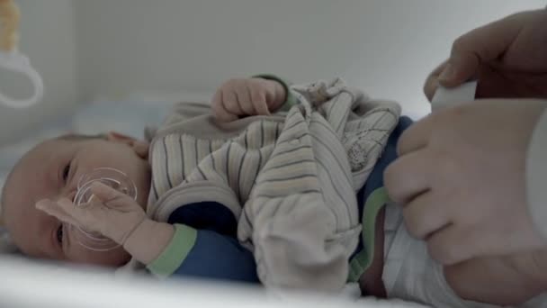 Мати змінює підгузник своєї дитини — стокове відео