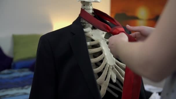 Mulher Vestir-se o esqueleto — Vídeo de Stock
