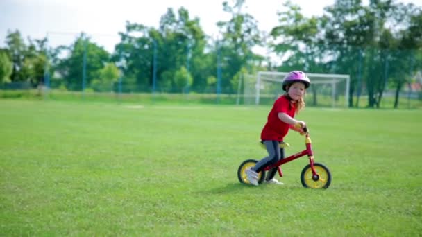 Konkurrenten värmer upp inför cykelloppet — Stockvideo