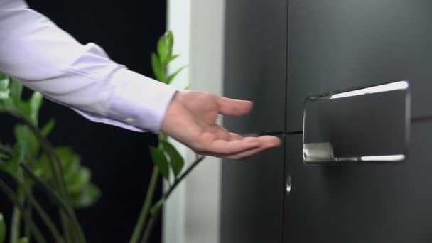 Homme d'affaires ouvrant la porte — Video