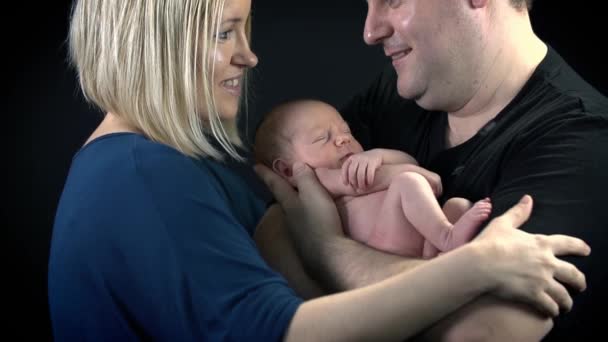 Madre y padre sosteniendo al bebé — Vídeo de stock