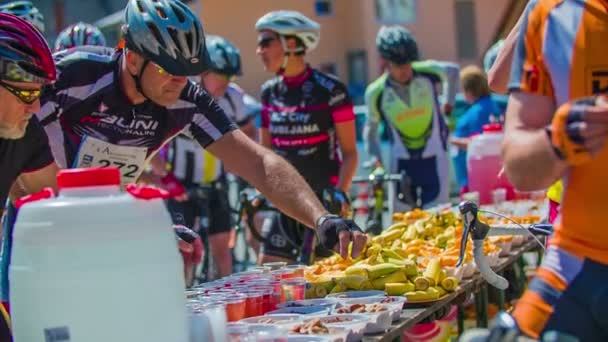 Cyklister som har en paus och äter mat — Stockvideo