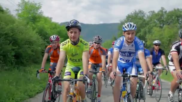 Bisikletçileri pahalı bisiklet yolu üzerinde — Stok video