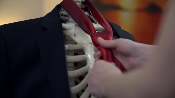Vrouw omhoog het kleden van het skelet — Stockvideo