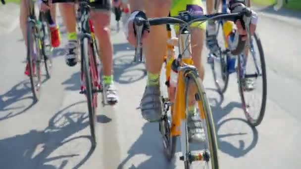 Professionele dure cycli versnellen op weg — Stockvideo