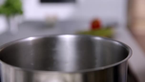 Vrouw Putting pasta in de pot — Stockvideo