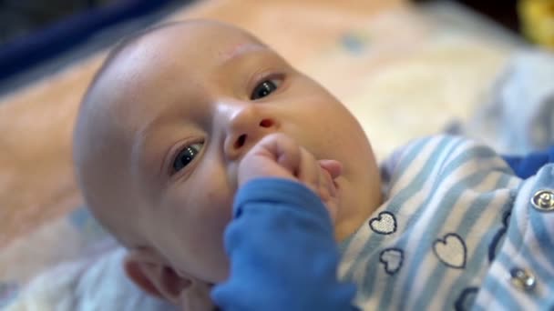 赤ちゃんは、彼の体を探索します。 — ストック動画