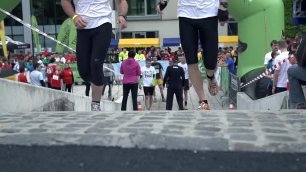 Zwei Personen beginnen zu rennen — Stockvideo