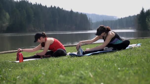 Mujeres que ejercen para competir — Vídeos de Stock