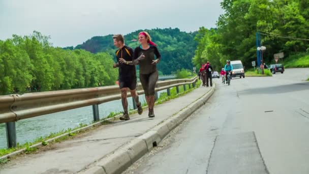 Nehir kenarında çalışan kadın ve erkek — Stok video