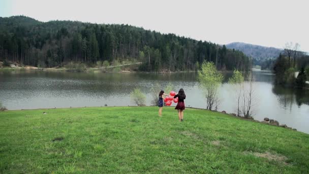 Filles se réveillent avec des ballons — Video