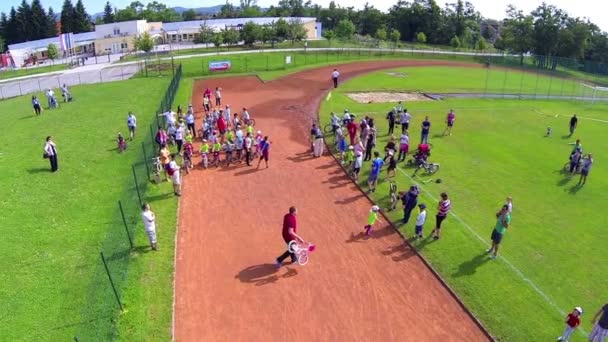 Люди готовятся к велосипедным соревнованиям по треку — стоковое видео