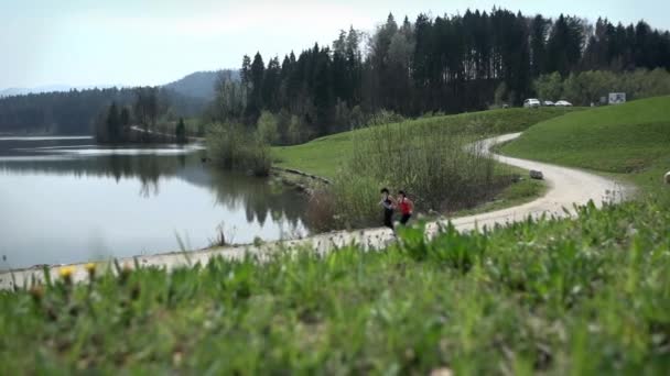 Zwei fitte Mädchen laufen — Stockvideo