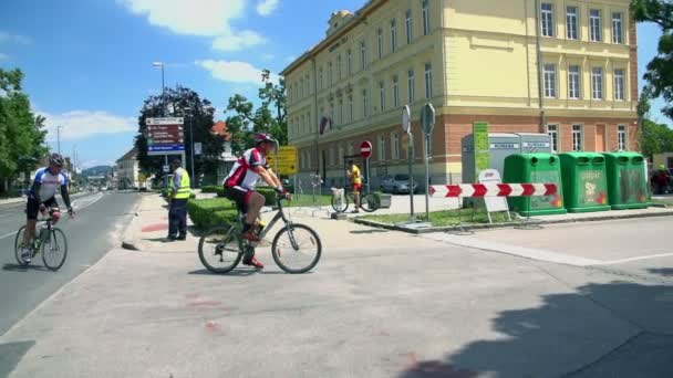 Competencia de maratón de bicicletas alrededor de Vrhnika — Vídeos de Stock