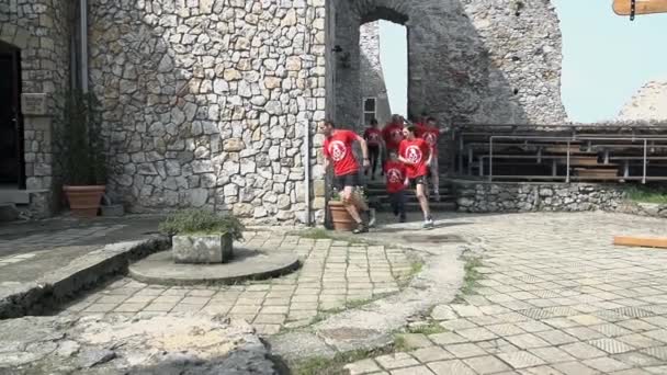 Colegas correndo pelas ruínas do castelo — Vídeo de Stock