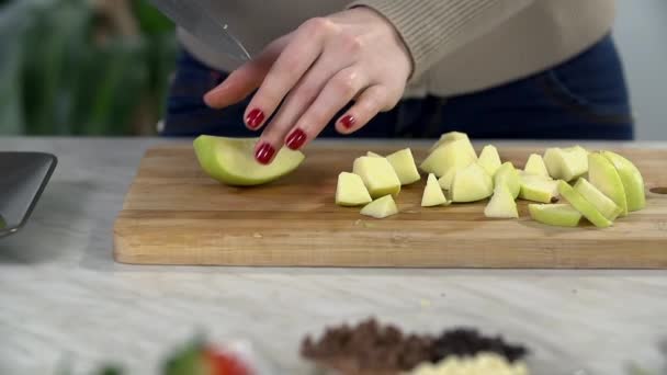 Жінка підготовка фруктів — стокове відео