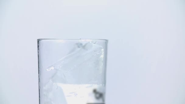 verre à boire le remplir de glaçons 