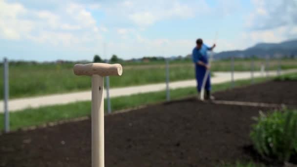 Hay hat falling on the shovel handle — Stock Video