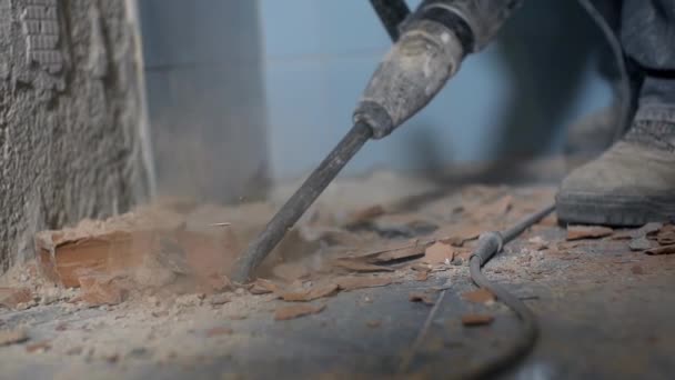Odstranění starých keramických dlaždic — Stock video