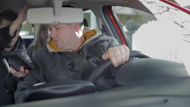 Hombre conduciendo adolescentes — Vídeo de stock
