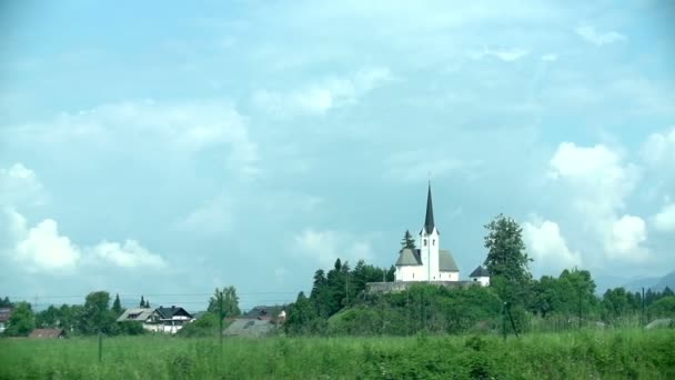 路过一座教堂在山上 — 图库视频影像