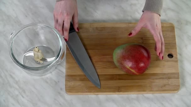 Женские руки готовят вкусный смузи — стоковое видео