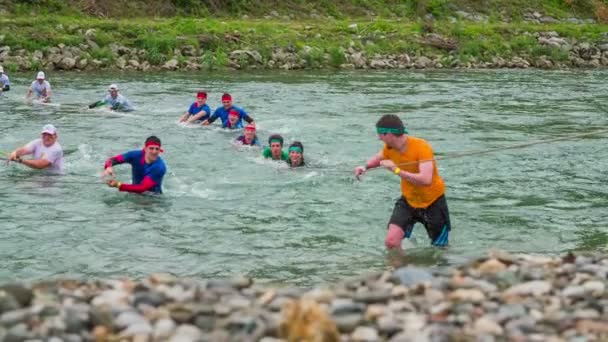 Team von Menschen überquert den Fluss — Stockvideo