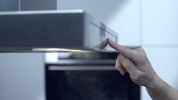 La personne commence l'unité de climatisation 