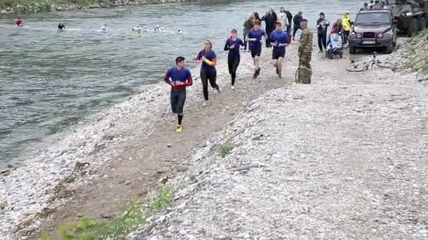 Gente corriendo por el río — Vídeo de stock