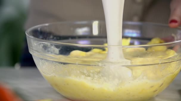 Voorbereiding van een smoothie shake — Stockvideo