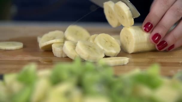 Mulher cortando banana — Vídeo de Stock