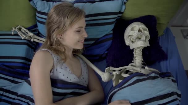 Frau schläft mit Skelett — Stockvideo