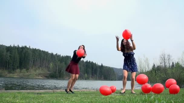 Jonge vrouwen met ballonnen uitgevoerd — Stockvideo