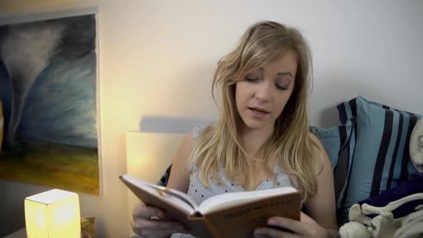 女性のスケルトンで横になっていると読む — ストック動画